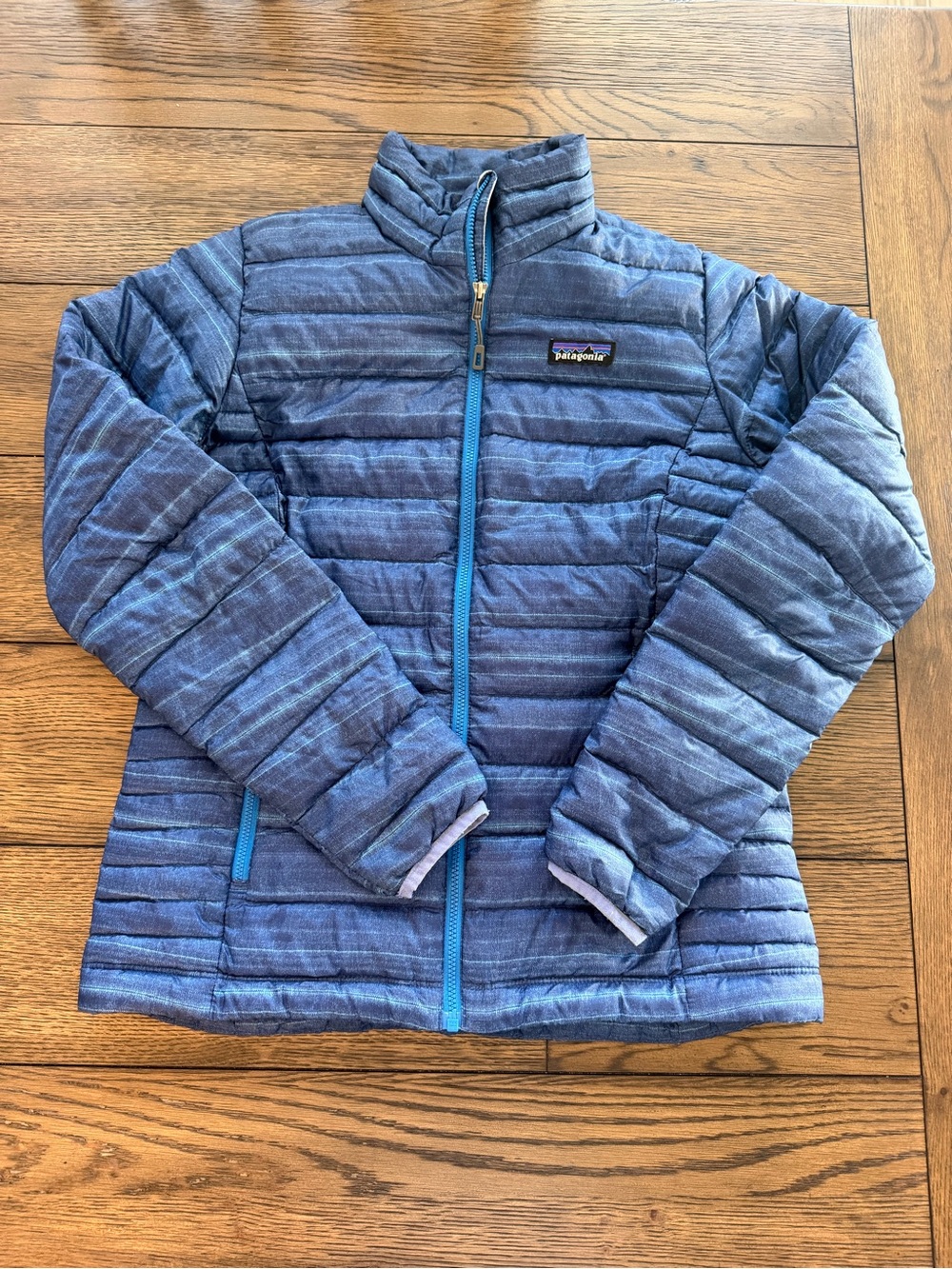 Patagonia Women’s Navy Heather Quilted Puffer Jacket with Bright Blue Trim